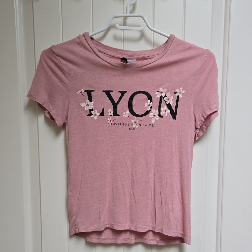 H&M Divided Women's Pink Graphic Tee Shirt Cropped Short Sleeve Lyon flowers XS